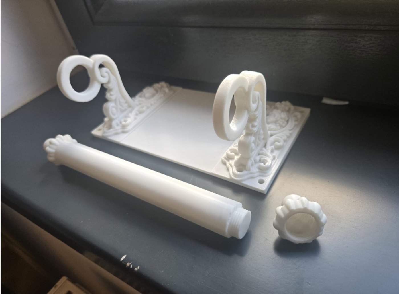 Viktoryen Duvar Tipi Tuvalet Kâğıdı Tutucu - 3D Baskı