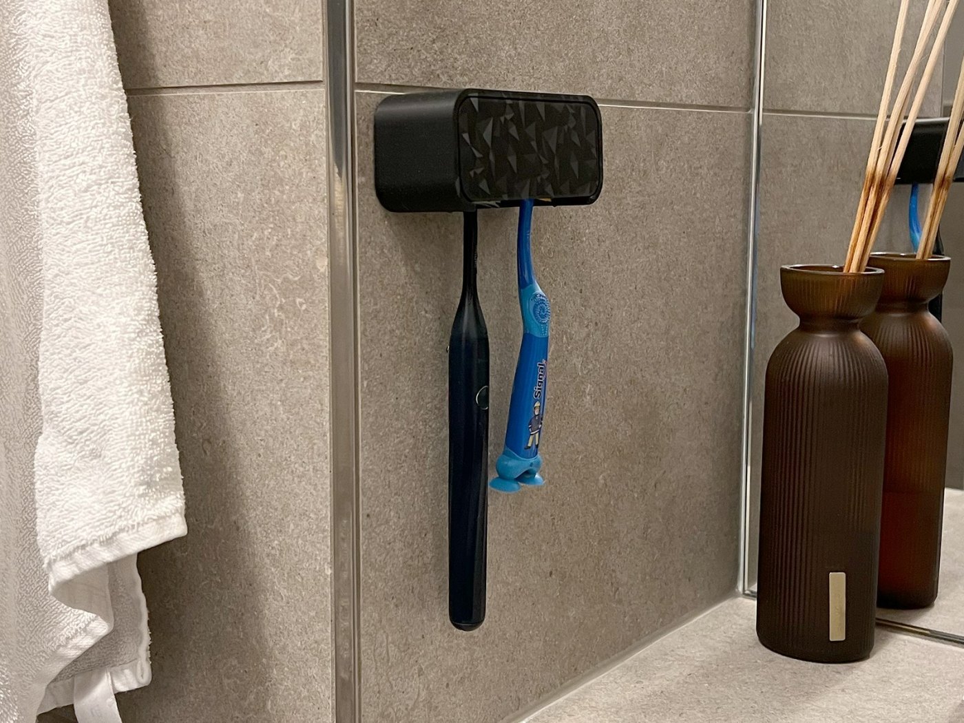 Duvara Monte Diş Fırçalığı - Yapışkanlı Banyo Düzenleyici
